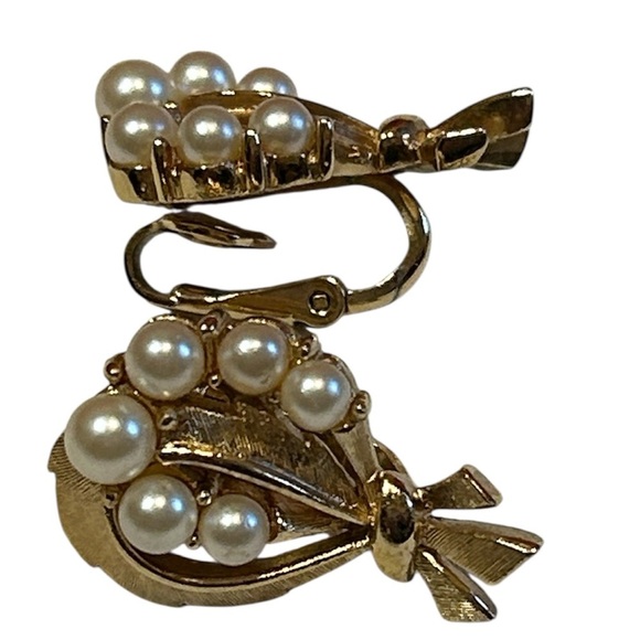 Vintage 1950-60s Crown Trifari gold-tone faux pearl clip-on earrings - Picture 2 of 14